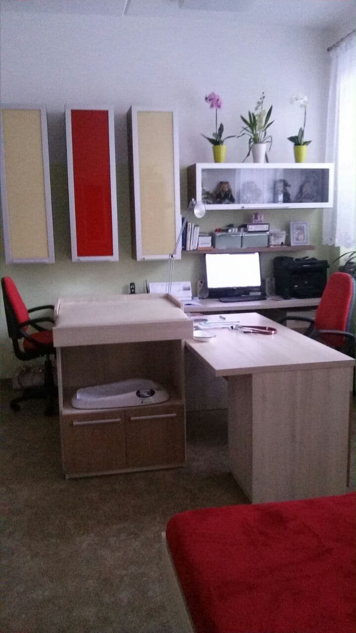 Pediatrická ordinace ve Zbirohu s červeným křeslem a vybavením pro péči o děti.