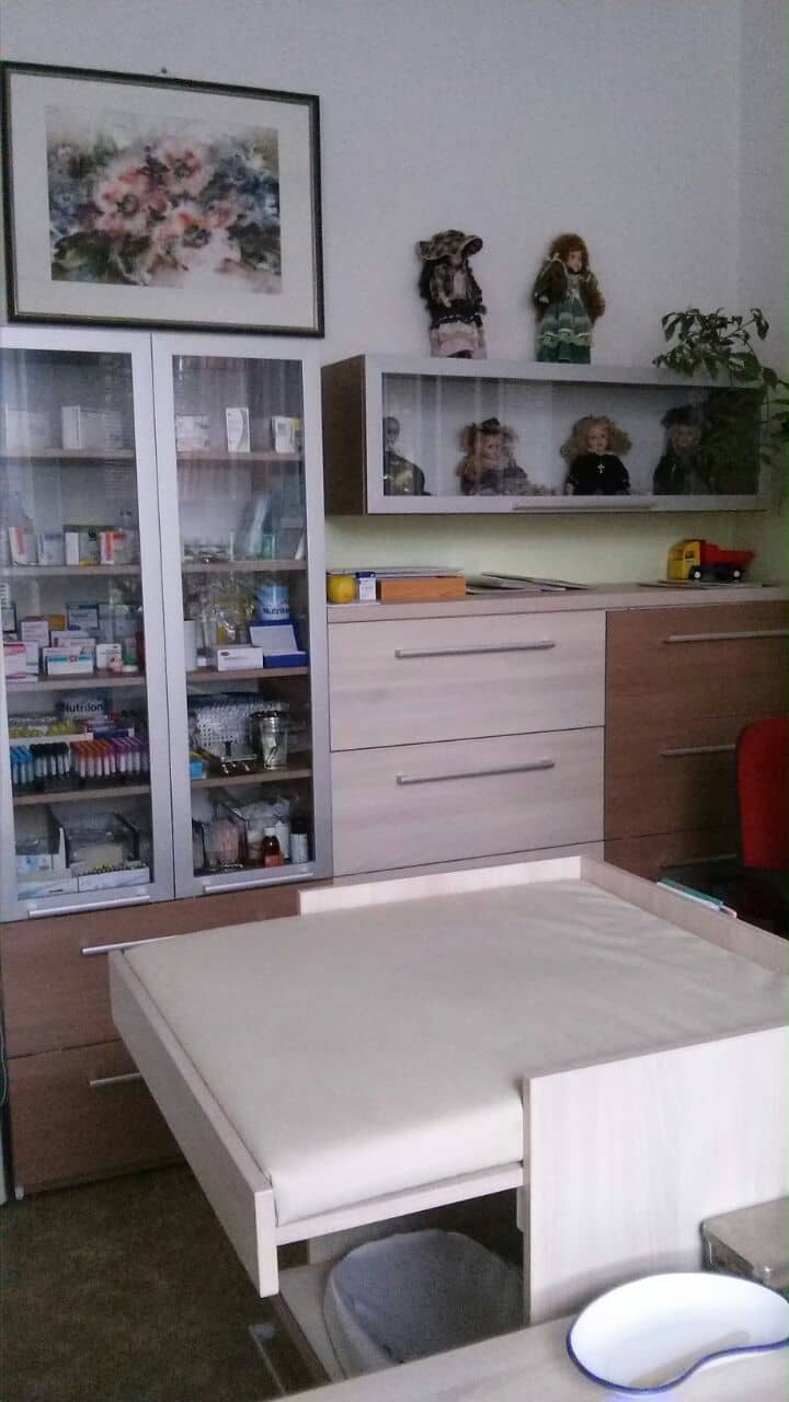 Interiér ordinace dětského lékaře ve Zbirohu s vybavením pro lékařskou péči.